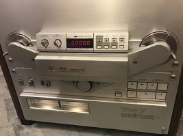 И кто додумался в гардеробную для дамы запихнуть 747 AKAI, к тому же без катушек?