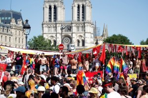 -Как вы там, потомки?
-Да вот, Нотер Дам Де Пари спалили.
-Две Мировых войны пережил, а 21 веке спалили.
-Понятно, все с вами ясно, ублюдки.