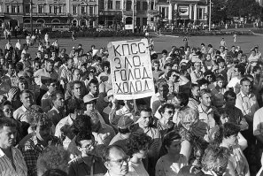 .. Ага, а кто как не мы сами развалили.
-Сами орали на митингах"за свободный труд в свободной стране". 
-Почему не вышли и не порвали на тряпки в августе 1991 года "демократическую общественность".
-почему не забили в очко Чубайсу и Гайдару ихние ваучеры?
А на этих картинках себя не узнаете?