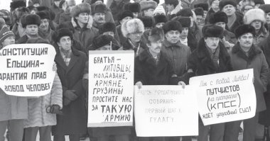 .. Ага, а кто как не мы сами развалили.
-Сами орали на митингах"за свободный труд в свободной стране". 
-Почему не вышли и не порвали на тряпки в августе 1991 года "демократическую общественность".
-почему не забили в очко Чубайсу и Гайдару ихние ваучеры?
А на этих картинках себя не узнаете?