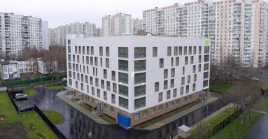 Как то автор подозрительно не упоминает ПОЧЕМУ именно закрыли эту поликлинику.

......"В документе четко указаны причины закрытия и дальнейшие действия, куда и как можно обратиться мамам с детьми в случае болезни. Но, к сожалению, не все родители это увидели и поняли, в связи с чем была опубликована петиция с призывом закрыть поликлинику."........

И не упоминает наверно потому что стыдится действий городских властей. 
Какую же "Свинью" Собянин подложил бедным малышам и из мама.....

Нет предела чекистской  мерзости.

........"В Департаменте здравоохранения Москвы (ДЗМ) Vademecum рассказали, что закрытие с 3 февраля 2020 года четвертого филиала Детской городской  поликлиники №131 на проспекте Вернадского, дом 101, корпус 4 (район Тропарево-Никулино), вызвавшее недовольство родителей пациентов, связано с переездом медучреждения в новое здание на улице Академика Анохина, дом 40а, – в пятый филиал поликлиники, находящийся в 2-3 км от старого здания. 

В ведомстве утверждают, что это не повлияет на доступность медицинской помощи детям. Местные жители считают иначе: против закрытия филиала создана петиция, около здания прошли одиночные пикеты.

Строительство новой поликлиники на 320 посещений в смену на улице Академика Анохина было анонсировано еще в июле 2016 года. На проектно-сметную документацию и возведение объекта из бюджета Москвы совокупно выделили 780 млн рублей. Как пояснили в ДЗМ, жители неоднократно «обращались с просьбой о строительстве большой и новой детской поликлиники». По состоянию на ноябрь 2019 года четвертый филиал поликлиники №131 принимал 463 пациента в смену при плане 320 человек.

«Новое шестиэтажное здание в три раза больше здания поликлиники на проспекте Вернадского, 101, к. 4, его площадь составляет 9,7 тысячи кв. м. Новую поликлинику смогут посещать более 500 детей в смену. Поликлиника позволяет решить вопрос доступности медицинской помощи детскому населению Тропарево-Никулино на десятилетия вперед. <...> 

Дополнительно сообщаем, что между двумя зданиями существует несколько регулярных маршрутов: автобусы 667, 485, 785. Помимо этого, Департамент здравоохранения города Москвы подготовил обращение в Департамент транспорта и развития дорожно-транспортной инфраструктуры города Москвы для проработки дополнительных маршрутов», – сообщили в ДЗМ.".............

Подробнее: