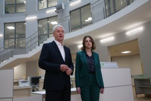 Как то автор подозрительно не упоминает ПОЧЕМУ именно закрыли эту поликлинику.

......"В документе четко указаны причины закрытия и дальнейшие действия, куда и как можно обратиться мамам с детьми в случае болезни. Но, к сожалению, не все родители это увидели и поняли, в связи с чем была опубликована петиция с призывом закрыть поликлинику."........

И не упоминает наверно потому что стыдится действий городских властей. 
Какую же "Свинью" Собянин подложил бедным малышам и из мама.....

Нет предела чекистской  мерзости.

........"В Департаменте здравоохранения Москвы (ДЗМ) Vademecum рассказали, что закрытие с 3 февраля 2020 года четвертого филиала Детской городской  поликлиники №131 на проспекте Вернадского, дом 101, корпус 4 (район Тропарево-Никулино), вызвавшее недовольство родителей пациентов, связано с переездом медучреждения в новое здание на улице Академика Анохина, дом 40а, – в пятый филиал поликлиники, находящийся в 2-3 км от старого здания. 

В ведомстве утверждают, что это не повлияет на доступность медицинской помощи детям. Местные жители считают иначе: против закрытия филиала создана петиция, около здания прошли одиночные пикеты.

Строительство новой поликлиники на 320 посещений в смену на улице Академика Анохина было анонсировано еще в июле 2016 года. На проектно-сметную документацию и возведение объекта из бюджета Москвы совокупно выделили 780 млн рублей. Как пояснили в ДЗМ, жители неоднократно «обращались с просьбой о строительстве большой и новой детской поликлиники». По состоянию на ноябрь 2019 года четвертый филиал поликлиники №131 принимал 463 пациента в смену при плане 320 человек.

«Новое шестиэтажное здание в три раза больше здания поликлиники на проспекте Вернадского, 101, к. 4, его площадь составляет 9,7 тысячи кв. м. Новую поликлинику смогут посещать более 500 детей в смену. Поликлиника позволяет решить вопрос доступности медицинской помощи детскому населению Тропарево-Никулино на десятилетия вперед. <...> 

Дополнительно сообщаем, что между двумя зданиями существует несколько регулярных маршрутов: автобусы 667, 485, 785. Помимо этого, Департамент здравоохранения города Москвы подготовил обращение в Департамент транспорта и развития дорожно-транспортной инфраструктуры города Москвы для проработки дополнительных маршрутов», – сообщили в ДЗМ.".............

Подробнее: