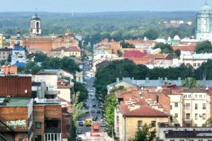 Прекрасно помню парк аттракционов в Выборге. Лодки, как на верхнем фото, были, карусели, колесо обозрения. Ещё неподалёку был "Парад планет" или как-то так, наподобие карусели. Отдельные кабинки - садишься, аттракцион стартует и кабинки, вращаясь, плавают вверх-вниз.
Но особо яркие воспоминания - Батарейная гора. На ней были автомобили (когда впервые катался, крутил руль как на ралли, в итоге чуть не свернул одну машину, персоналу пришлось провода выправлять) и, конечно, главное - колесо обозрения высотой с несколько этажей. Учитывая возвышенность самой горы, вид с верхней точки колеса открывался изумительнейший. Фото 2008-го, колесо уже демонтировано