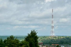 Прекрасно помню парк аттракционов в Выборге. Лодки, как на верхнем фото, были, карусели, колесо обозрения. Ещё неподалёку был "Парад планет" или как-то так, наподобие карусели. Отдельные кабинки - садишься, аттракцион стартует и кабинки, вращаясь, плавают вверх-вниз.
Но особо яркие воспоминания - Батарейная гора. На ней были автомобили (когда впервые катался, крутил руль как на ралли, в итоге чуть не свернул одну машину, персоналу пришлось провода выправлять) и, конечно, главное - колесо обозрения высотой с несколько этажей. Учитывая возвышенность самой горы, вид с верхней точки колеса открывался изумительнейший. Фото 2008-го, колесо уже демонтировано