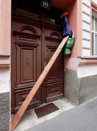 он везде так ходит!