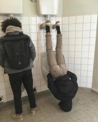 он везде так ходит!