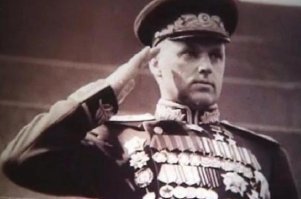 Рокоссовский, Константин Константинович.
Командовал Парадом Победы 24 июня 1945 года на Красной площади в Москве. Один из крупнейших полководцев Второй мировой войны.