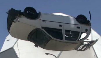 Коробка от автомобиля. 
Судя по тому что падал не мордой вперед - он без двигателя, днище закрыто листами железа, видно от ходовой и вообще внутрянки не осталось. он насквозь просвечивается.