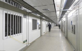 Зато китайцы за 10 дней построили(из контейниров), да, либшиза?)