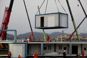 Зато китайцы за 10 дней построили(из контейниров), да, либшиза?)