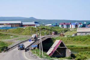 Старые деревянные бараки и новый газобетонный дом. Убитые дороги. Серость. 
------------------------
А ты чего ждал, от чисто промышленного поселка, построенного в скальном массиве,на краю земли  в прошлом веке?   Причем в межсезонье.  когда зелени нет.  Что-же ты эти фотки не запостил?  Из твоей теории выпадают? :).
