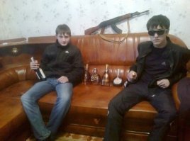 Автомат из фанеры выпиливали по памяти, что ли? С пропорциями - бяда...