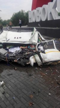 Авария дня. Фура с алкоголем на полном ходу врезалась в стелу "Новокузнецк"