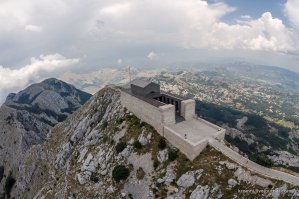 Мавзолей Негоша, всего 460 ступенек пешеходной лестницы, но на неподготовленного человека произведет впечатление.