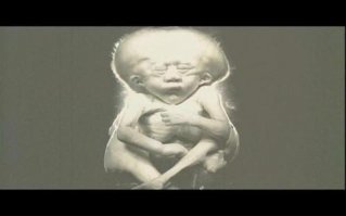 У него родятся "проблемы". При этом вполне могут родиться "нездоровые проблемы", а если предки отца практиковали инцесты, то проблемы у него родятся еще и с врожденными недостатками.