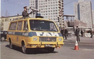 Это не перископ! Это стереотруба. У артиллеристов используется в качестве дальномера и угломера. Достаточно точно позволяет определить дистанцию между объектами, находящимися в поле зрения благодаря специальным шкалам. Зачем он ГАИШникам - не знаю. Пусть кто знает объяснит