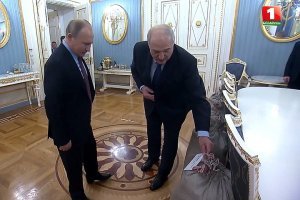 Автор наверно не посчитал картошку с личного огорода Лукашенко 
Лукашенко подарил Путину на Новый год четыре мешка картошки