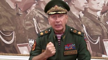 Показушники не обязательно сельские жители или работяги на заводе. В так называемой "елите" их тоже достаточно