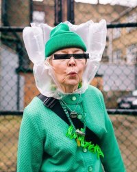 Бабка пошла развешивать бельё, тут её и подцепили.