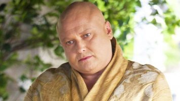 по сюжету сказки, фея была, в первую очередь, крёстной МАТЕРЬЮ(!) для бедной сиротки Золушки, и уж только потом волшебницей!

а вот бородатый мужик в юбке не ассоциируется ни с материнством, ни с крещением. он, скорее, вызывает опасение и тревогу. он маскируется, явно затевая что-то "нехорошее" ;))))

вот на фото ниже, реально, гендерно-нейтральный персонаж )))
он уже полностью "нейтрализован" и больше не опасен. )))