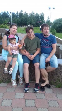 ""Как рассказали коллеги погибшей, семья на выходных собиралась посетить аквапарк в Екатеринбурге. Сама семья   из Перми.
  Поехали всей семьей. И с собой взяли близкого друга сына,   рассказала 59.ru коллега погибшей Марии (имя изменено.   Прим. автора).   Они доехали до Екатеринбурга. Отдохнули всей семьей. Они уже возвращались обратно в Краснокамск, когда случилась эта страшная авария. Мы очень ждали их возвращения...
Мария занималась продажами на заводе, производящем пластиковые окна. Недавно вышла из декрета.
  Мария   очень порядочный человек. С дочкой совсем недавно приходила на работу,   вспоминают коллеги.   Ждала места в садике. На работе ее очень любили.""