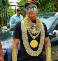 этот чувак сын бога ШИВА,ему подношения носят,судя по прикиду