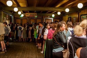 Почему женщинам приходится чаще ходить в туалет «по-маленькому»?