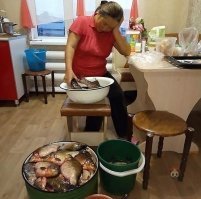 Вот еще до 3 ночи с рыбой возиться, свят-свят...   
Мою, по пакетам сортирую, и в морозилку. Ничего с ней не случается. )) Когда надо, достаю,   чищу чуть размороженную (так даже легче, чешуя вообще ногтями снимается ) и  всех делов. ))

А тут я прям обзавидовалась и слюнями изошла.