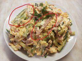 я все понимаю, но , сколько можно размещать эти майонезные супы? Сколько можно размещать, то что еще во времена Тутанхамона, уже было позабыто. Это повседневное квартирное жорево , да кому то это вкусно и нажористо ,но это банально как хлеб с маслом.
Зачем этим засорять все? 
Автор даже приблизительно не понимает того что он делает. 
Почему огурцы и ветчина соломкой, а все остальное на терке? Да и еще какой соломкой!!! Тутт сам бог велел все нарезать кубиком. ТС есть такое понятие , как, эстетика подачи. Посмотри на картинку которую я разместил .я обвел эти куски , как это есть? Ну так что бы не испачкать подбородок, и что бы не открывать на столько широко рот ,что бы не засветить поджелудочную? Как эти лохмотья есть ну скажем в гостях, на публике? Дома хоть  ртом в ведро ,а вот как на людях? Почему половина салата соломкой ,а вторая на терке? С чем связанно? Вот если ты будешь учится на повара ,то и экзамены будешь сдавать. И есть определенные правила .которым ты просто будешь обязана следовать и досконально их знать. Пример, борщ
первое правило- картофель ТОЛЬКО бруском( нарежешь по другому, это сразу - 1 балл
и второе правило, вроде и простое ,но оно на 100% правильное. 
Если ты зачерпнула ложку борща и с нее хоть что-то свисает это -1 балл.
То есть . нарезка всех! ингредиентов должна быть такой ,что бы с ложки ни чего не свисало, это правило и это офигенно правильно, такой борщ можно эстетично есть, и дома и в гостях и так далее
как есть то, что приготовила ты? у тебя с вилки не то что свисать будет, оно будет так свисать что на это можно ловить карасиков в пруде