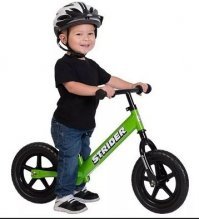 Это беговел, надо ногами об асфальт отталкиваться.