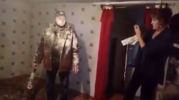 Лучше в монтажную пену