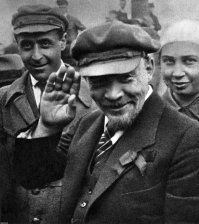 Азохенвей!
Если ви сейчас стоите, таки сядьте сейчас же любезный! 

"Дед по матери Александр Дмитриевич Бланк, умерший 17 июля 1870 примерно в 70-летнем возрасте, родился в семье житомирского мещанина-торговца Мойше Ицковича Бланка и был по профессии врачом-физиотерапевтом. В 1820 году бланк женился на Анне Гроссшопф В 1824 году А. Д. Бланк поступил на государственную службу. В 40-е годы XIX века дослужился до чина Надворного советника, что дало ему право на потомственное дворянство. Уже выйдя в 1847 году в отставку А. Д. Бланк, как дворянин приобрёл небольшое поместье Кокушкино, в котором впоследствии неоднократно и подолгу останавливался Владимир Ульянов.
Когда в 1838 году скончалась бабушка Ленина по матери   Анна Ивановна (Иоганновна) Гроссшопф (1810 1838), родителями которой были немец (прадед Ленина) Йоганн Гроссшопф и шведка (прабабушка Ленина) Анна Эстедт, Бланк долгое время не женился, но купил деревню, вступил в сожительство с принадлежавшей ему крестьянкой Степанидой, которая в 1848 году родила сына Карпа. После отмены крепостного права Степанида с сыном ушли от Бланка и переехали в Златоуст, где 12-летний Карп устроился на один из тамошних заводов. Тогдашние крестьяне не имели фамилий - в качестве фамилий за ними закрепляли отчества. Поэтому сын Карпа Степан и получил фамилию Карпов. В 1918 году у Степана родился сын Евгений, а 23 мая 1951 года у Евгения родился сын Анатолий, ставший впоследствии великим шахматистом... " (с)