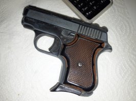 это мой "газовик". Со мной он с 1995 года. Постоянно покупаю патроны. При снаряжении укладываю поочерёдно перечный экстракт и "слезоточку". Он совсем маленький, но очень эффективно успокаивает как "блоховозов", так и их "владельцев".