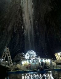 Фотографии, к сожалению, не передают масштабов. Все соляные шахты, в первую очередь, впечатляют своими масштабами. 

Я не очень  поняла зачем нужно делать из шахт лечебницы и почему туда нужно идти именно за лечением - сегодня это популярные туристические объекты, интересные и необычные. А уж если за пару часов нахождения в шахте ещё и "надышался здоровьем" - так вообще прекрасно. 

В Румынии, кстати, много соляных шахт. Самая раскрученная и крутая - Salina Turda: в ней и колесо обозрения небольшое стоит, и  на лодке можно покататься и в мини-гольф поиграть. Ещё одна шахта - Ocnele Mari: в неё спускаешься на автобусе. Внутри есть храм, что-то вроде картинга и ресторанчик. Сравнивать не берусь, какая лучше - они совершенно разные.