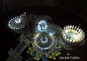 Фотографии, к сожалению, не передают масштабов. Все соляные шахты, в первую очередь, впечатляют своими масштабами. 

Я не очень  поняла зачем нужно делать из шахт лечебницы и почему туда нужно идти именно за лечением - сегодня это популярные туристические объекты, интересные и необычные. А уж если за пару часов нахождения в шахте ещё и "надышался здоровьем" - так вообще прекрасно. 

В Румынии, кстати, много соляных шахт. Самая раскрученная и крутая - Salina Turda: в ней и колесо обозрения небольшое стоит, и  на лодке можно покататься и в мини-гольф поиграть. Ещё одна шахта - Ocnele Mari: в неё спускаешься на автобусе. Внутри есть храм, что-то вроде картинга и ресторанчик. Сравнивать не берусь, какая лучше - они совершенно разные.