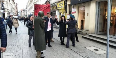 вы хоть источник проверяйте. ато,националисты ,фашисты,правые,ультра шмультра ,такие громкие слова. на самом деле  пару студентов прикалывается, всем остальным насрать и сделали уже проблему