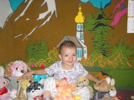 а вот такие ковры моя бабушка сама делала.. тупо брала кусок мешковины и с помощью непонятной хрени, сделанной из старого медицинского стеклянного шприца с толстой иголкой  и обычных шерстяных ниток разных цветов, делала такие вещи.. естественно сначала на мешковину наносился сам рисунок карандашом, и потом тыкался шприцом с нитью каждые 2-3 миллиметра.
на фоте мой сын 13 лет назад на фоне бабушкиного ковра, которому тогда уже лет 10 было старости.. рисунок кстати я делал на мешковине, когда мне лет 9-10 было