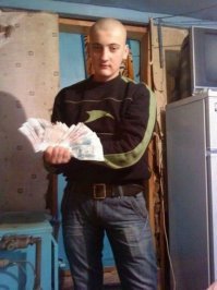 Свитер под ремень, грязные штаны и древняя мобила или это Верту?))))