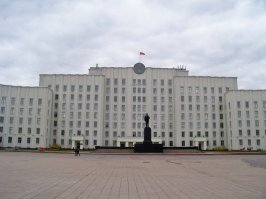 С горизонтом совсем беда.

А про дом советов - сравните с домом правительства в Минске (автор тот же):