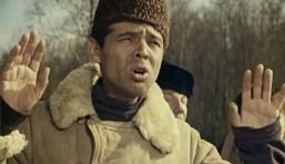 Лапы вверх: Кот притворился, что сдается