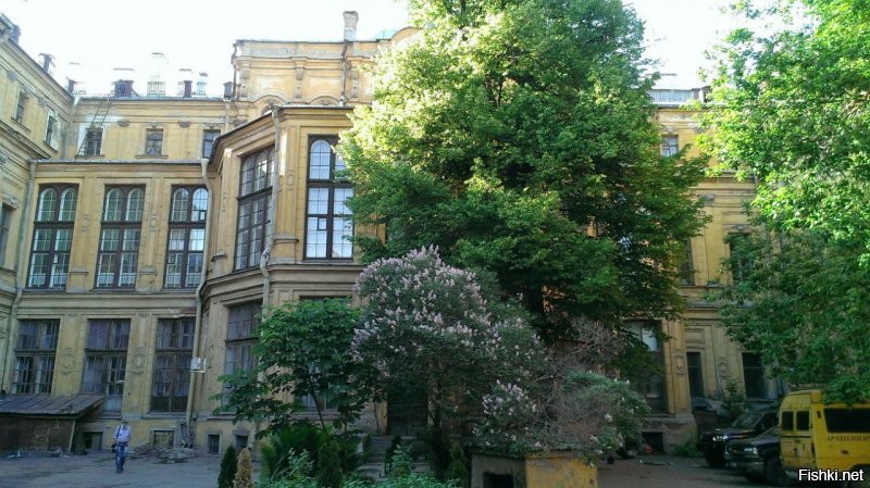 06:00  утра,гуляли,Миллионная улица,СПБ,случайно открылись ворота и мы залезли посмотреть на здание изнутри двора,а оттуда выходят два похмеленных дядьки))))