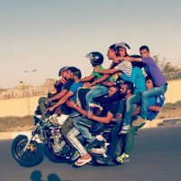 Пижон. Мы подростками на дискотеку в соседнее село примерно так ездили: