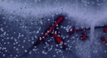 Пьяная девушка разбила головой витрину магазина