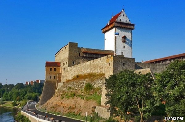 Нарвский замок, маленький балкон - это туалет, выше по периметру башни тоже балкон из дерева.