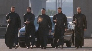 Тогда ещё появилось модное слово кевларовая броня. Никто из нас (тогдашних младшеклассников) и понятия не имел что это такое, но все после фильма были уверены что это ультимативная защита от любого стрелкового оружия (ну кроме Калаша, разумеется, который рельсу вдоль).
Играя с пацанами в войнушку во дворе, можно было читерским способом избежать смерти, заявив что ты в бронике. (После долгих дискуссий, на тему разрешённости такого хода и парочки драк за справедливость, решено было что абилку "я бронике", можно использовать только 1 раз за игру, и только не против тех у кого - покупные игрушечные автоматы.)