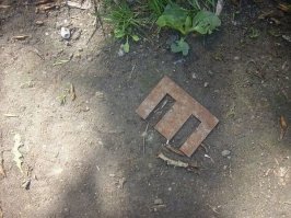 Это железная буква Е, но есть легенда, что это - Ш