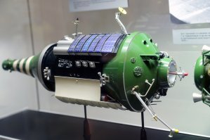 Кроме кораблей "Прогресс", использовались также "Транспортные корабли снабжения". Они весили 20 тонн и имели спускаемую капсулу. Официально их было запущено 8 штук, а сколько на самом деле под маркой "Космос", мы, наверное, не узнаем никогда.