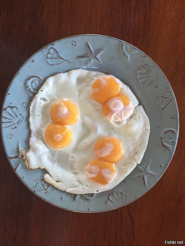 Праздничная яичница)) Три яйца и все двойные.