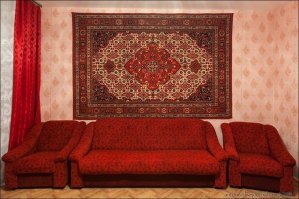 Могло быть и так, но только перед ковром почти обязательно стоял диван. Прислонялись-то к его спинке, а не к ковру...