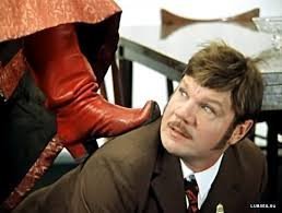 Откель взялся тупой сапожок? У меня вначале сломался мозг. Убей бог, не помню про тупой сапог.  Резиновый демисезонный, утепленный, кирзовый, яловый, хромовый, юфтевый … солдатский … какой из них тупой-то?
Пробуем включить логику и википедию. 
Сапожок – это маленький сапог. Так? Угу … далее. Что есть сапог? Сапоги - обувь с высокими голенищами, подошвой, каблуком, носком и задником. Теперь - носок (перед) сапога. Исторически носки на сапогах имели округлую или удлиненную форму. Остроносые (острые, Карл) сапоги на Руси назывались остроги. А женские, изящные сапожки вы видели? Так откуда взялись тупые сапожки???
Гуглю слово «сапожок» – выдает 90% фото рождественского носка. Розово-белого носка, чулка, валенка … так стоп – вот где собака порылась! Какой-то тупорылый придурок обозвал рождественский чулок (носок, валенок) сапожком и теперь все тупят дальше не зная языков и истории, как тот же небезызвестный Карп Савельевич: "аки, паки, иже херувимы, вельми понеже ..." 
Тьфу, ты - пес смердящий!